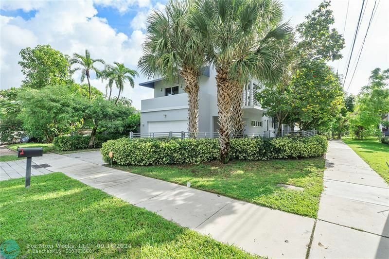 Property Photo:  600 NE 10th Ave  FL 33304 