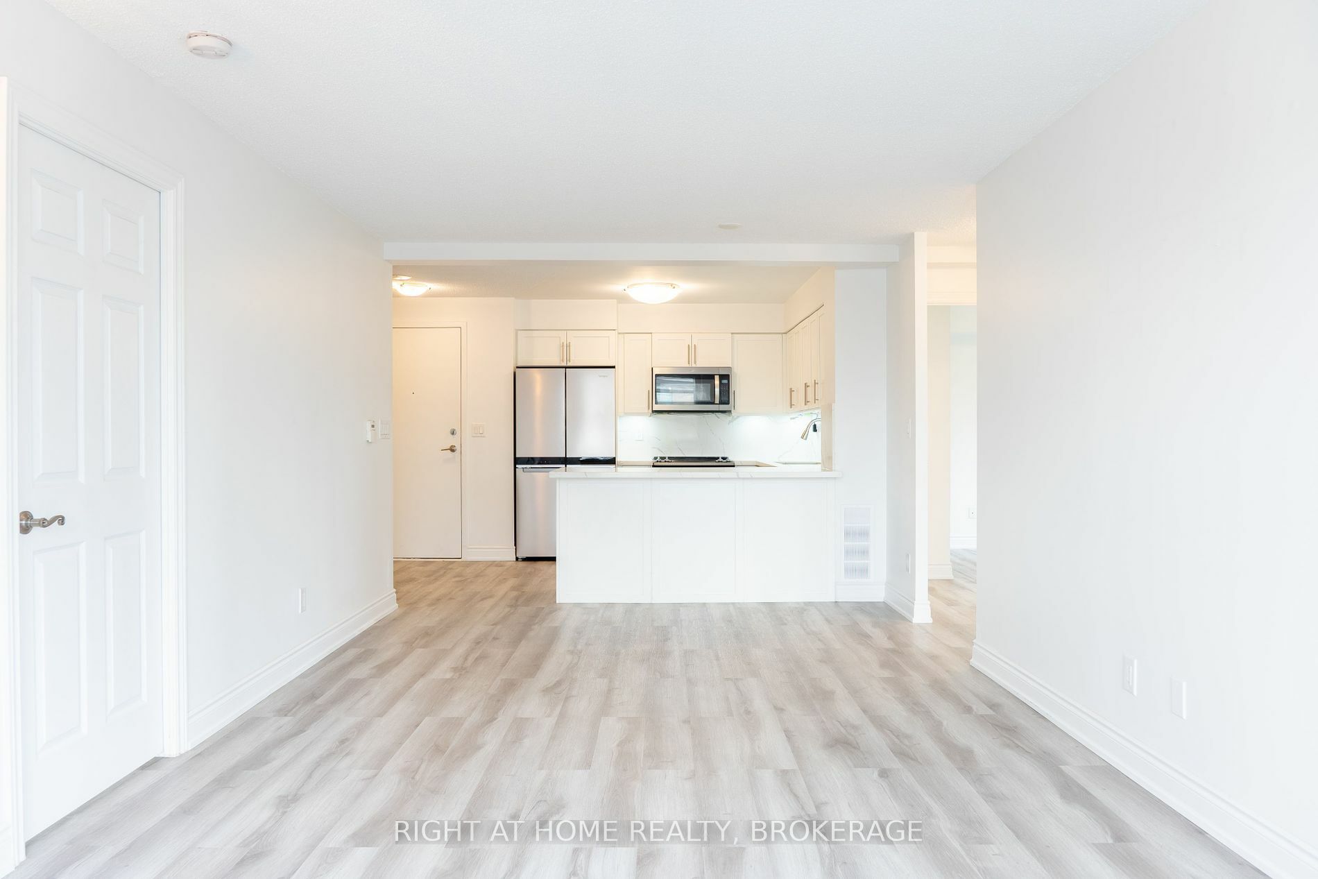 Property Photo:  3888 Duke Of York Blvd 534  ON L5B 4P5 