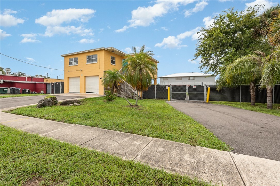 Property Photo:  624 S Grannis Avenue  FL 32796 