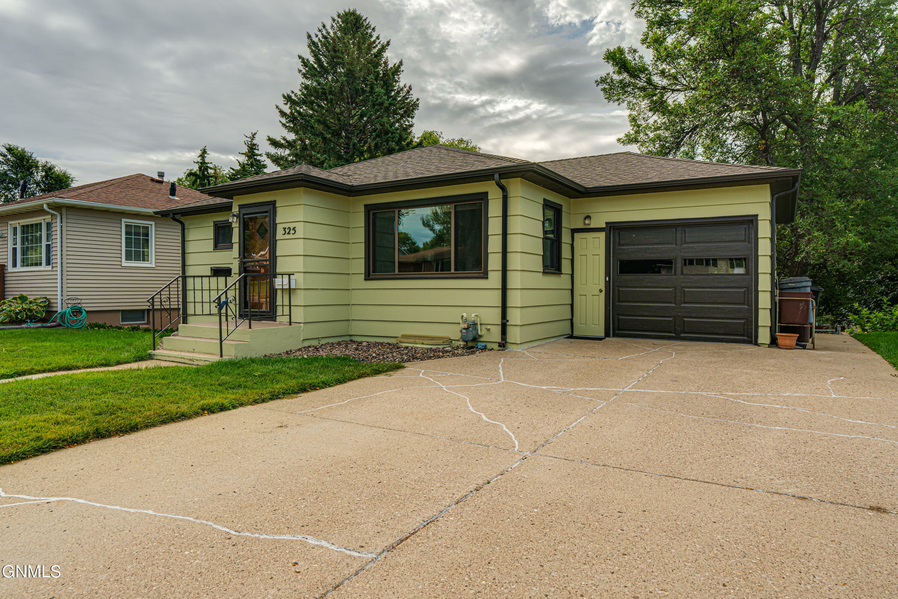 Property Photo:  325 W Boulevard Avenue  ND 58501 