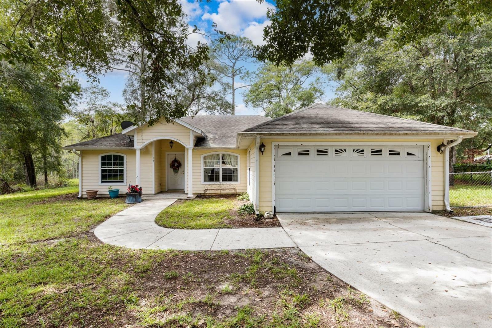 Property Photo: 15 Alexis Court FL 32621