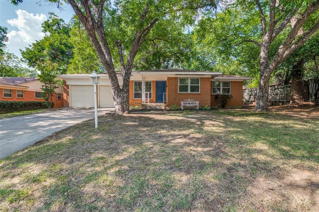 Property Photo: 1703 Raydon Drive TX 76013
