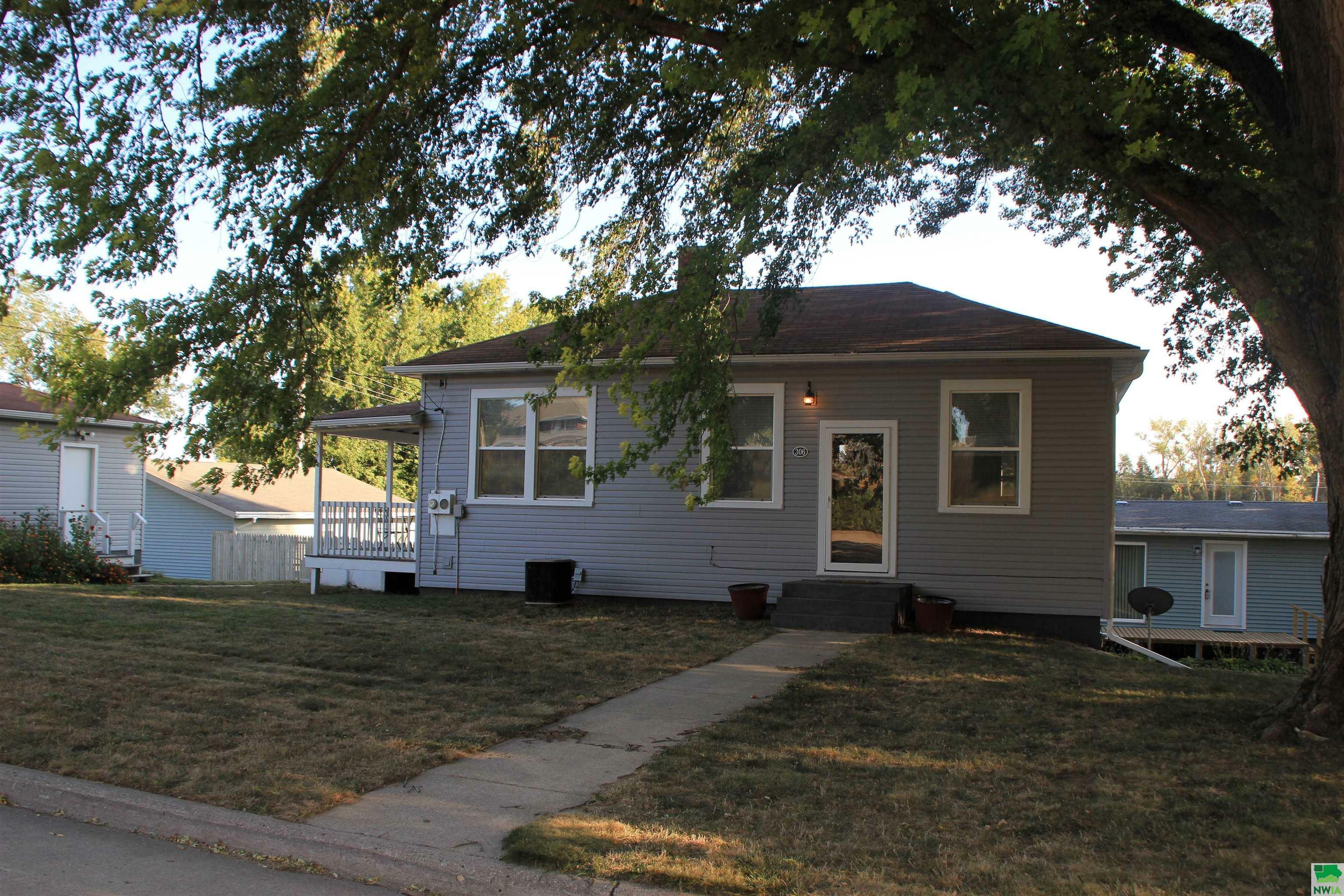 Property Photo:  306 Calvin St.  IA 51039 