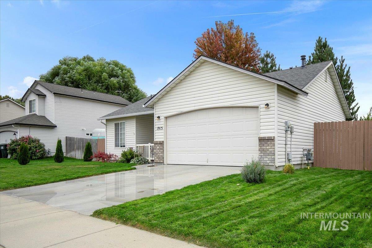 Property Photo:  1915 W Hedgerow St  ID 83634-3191 