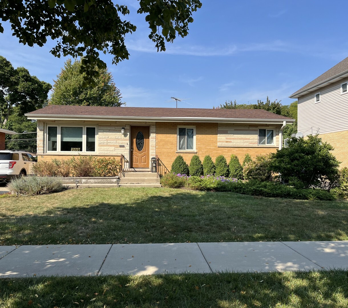 Property Photo:  702 N Eastwood Avenue  IL 60056 