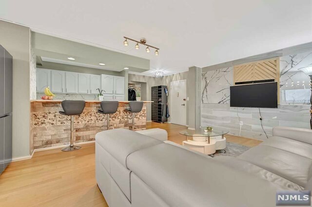 Property Photo:  90 Prospect Avenue 6A  NJ 07601 