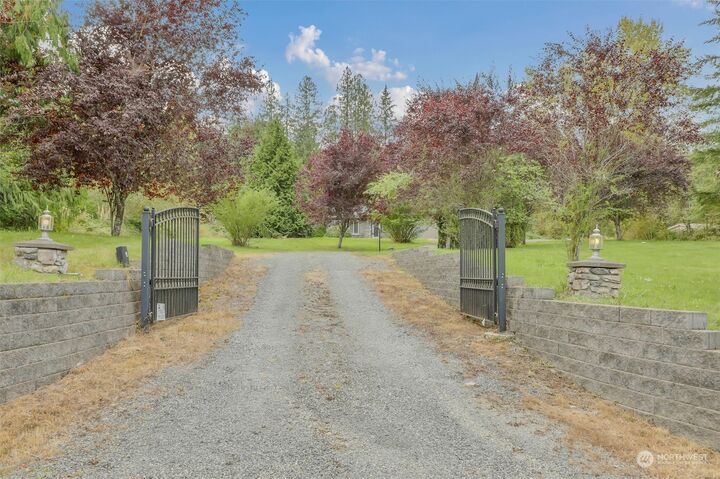 Property Photo:  310  201st Avenue NE  WA 98290 