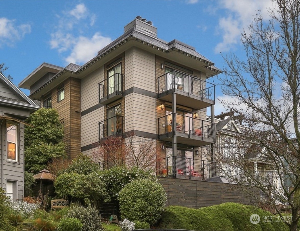 Property Photo:  510 Ward Street 201  WA 98109 