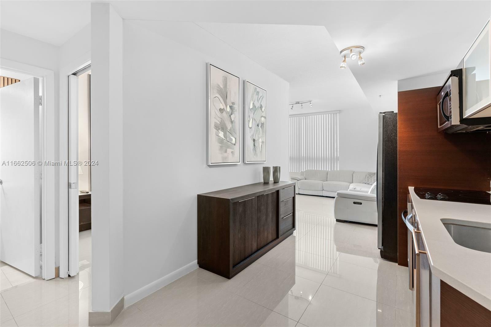 Property Photo:  1900 N Bayshore Dr 1505  FL 33132 