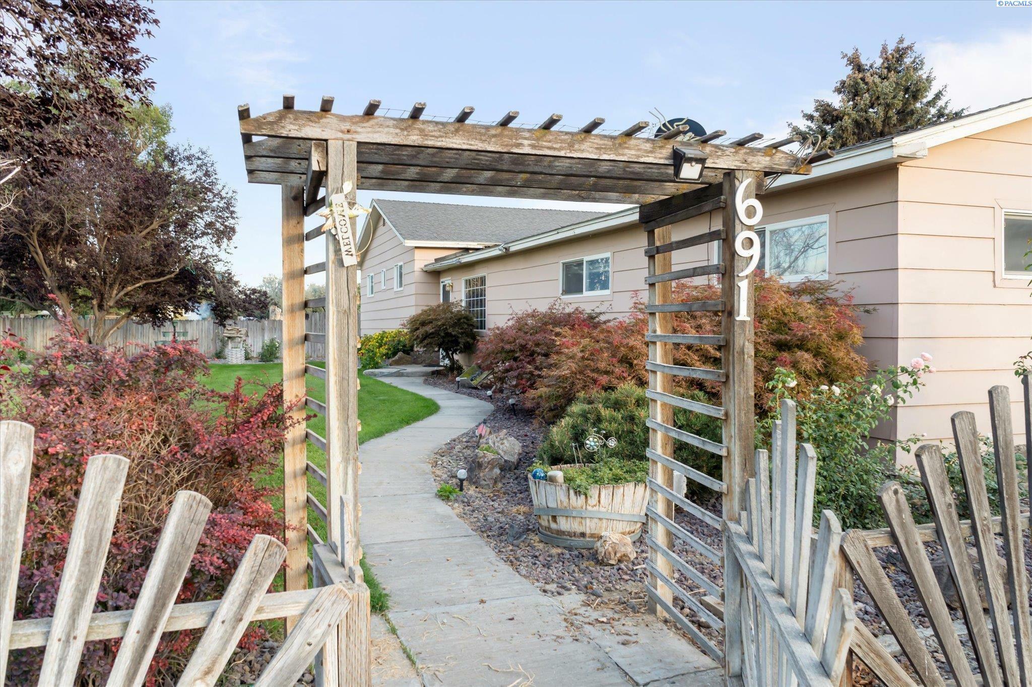 Property Photo:  691 Willowcrest Road  WA 98944 