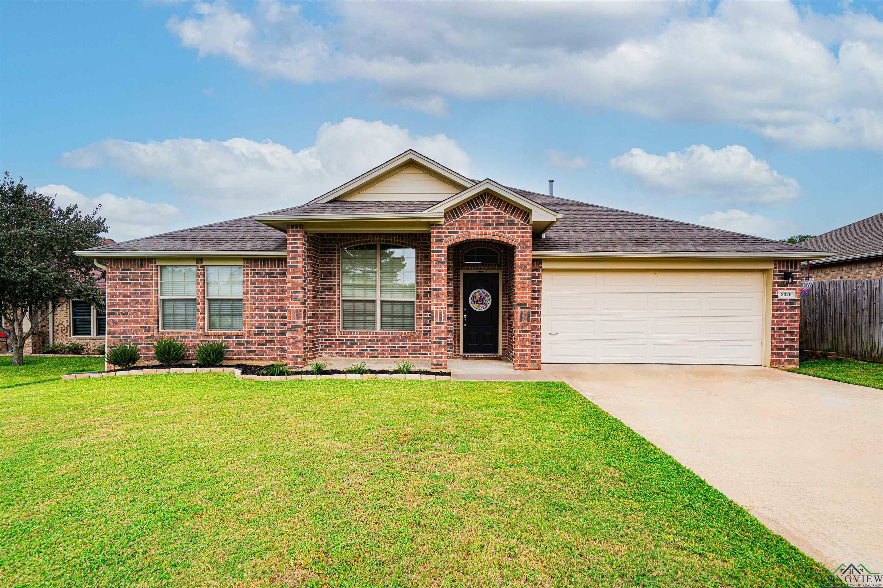 Property Photo:  2026 Cumberland Dr  TX 75601 