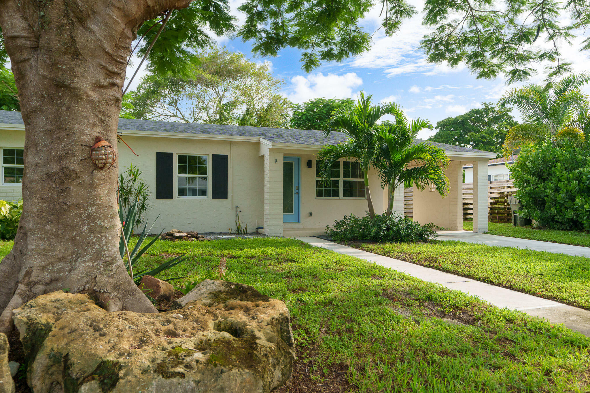 Property Photo:  246 NE 20th Street  FL 33444 