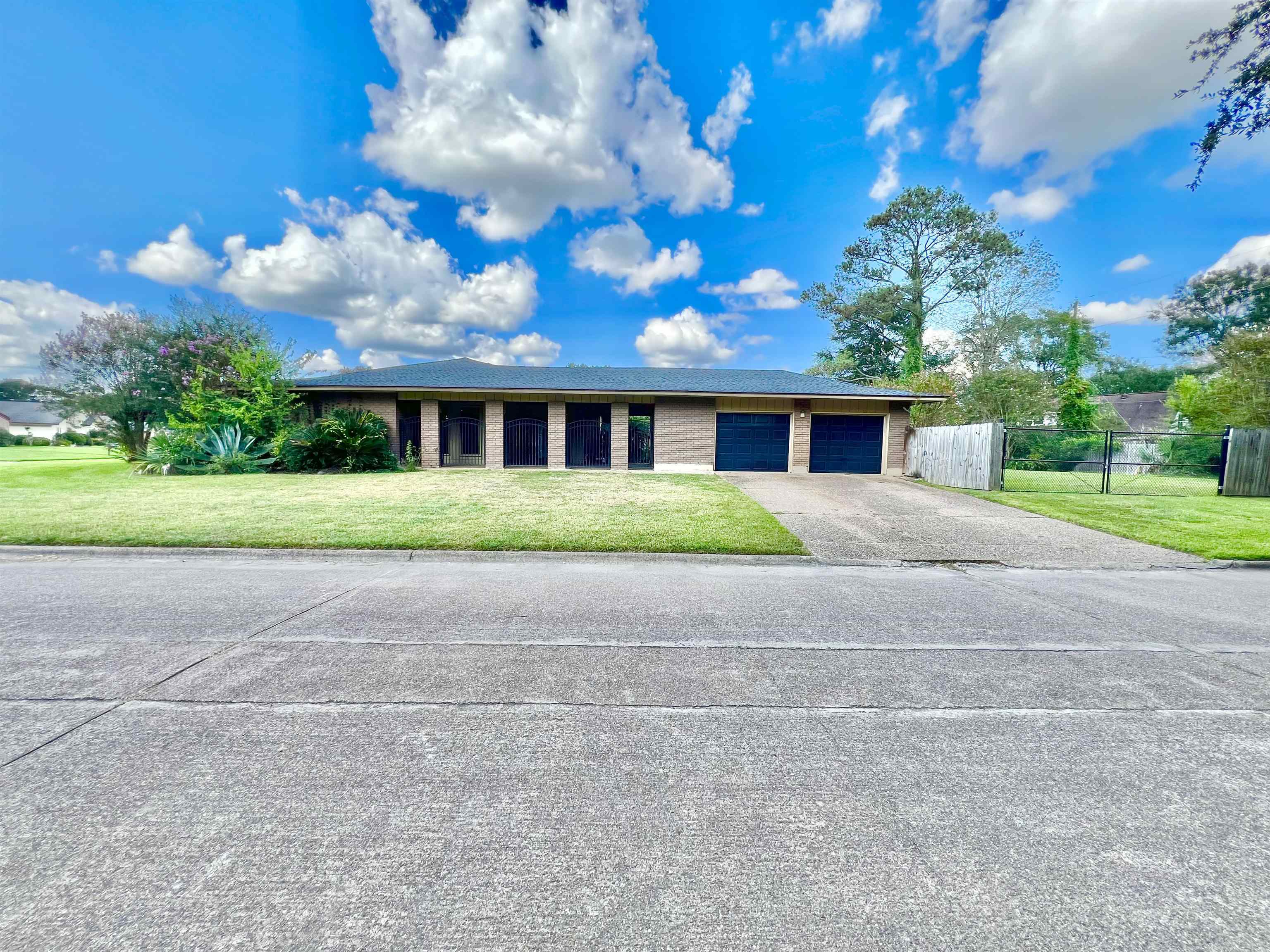 Property Photo:  820 Stacewood  TX 77706 