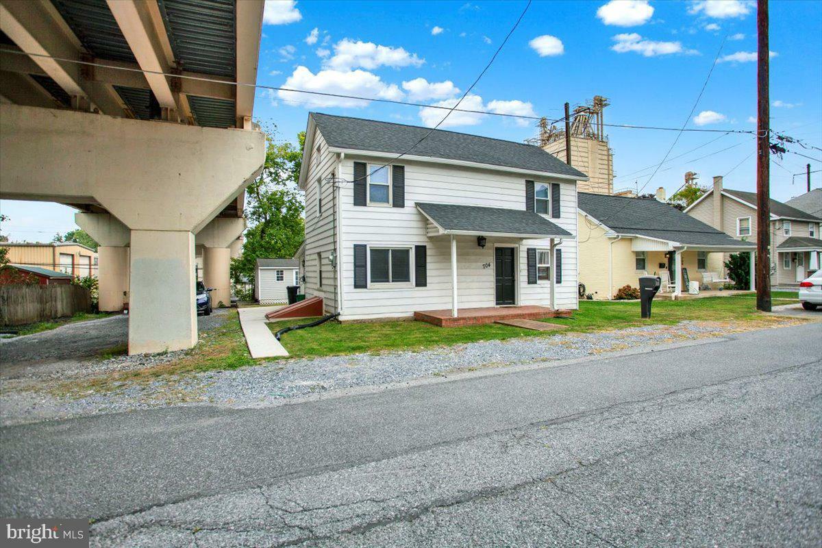 Property Photo:  704 Square Street  PA 17552 