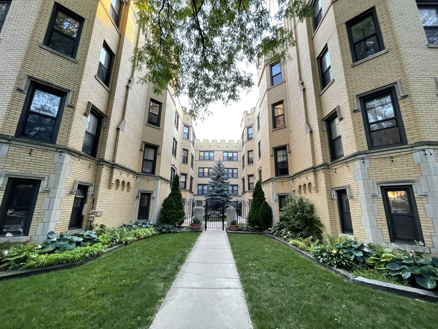 Property Photo:  6438 N Leavitt Street 3S  IL 60645 