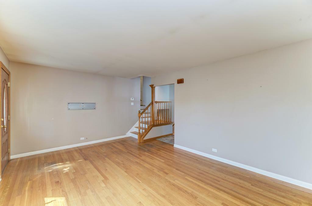 Property Photo:  256 N Brashares Drive  IL 60101 