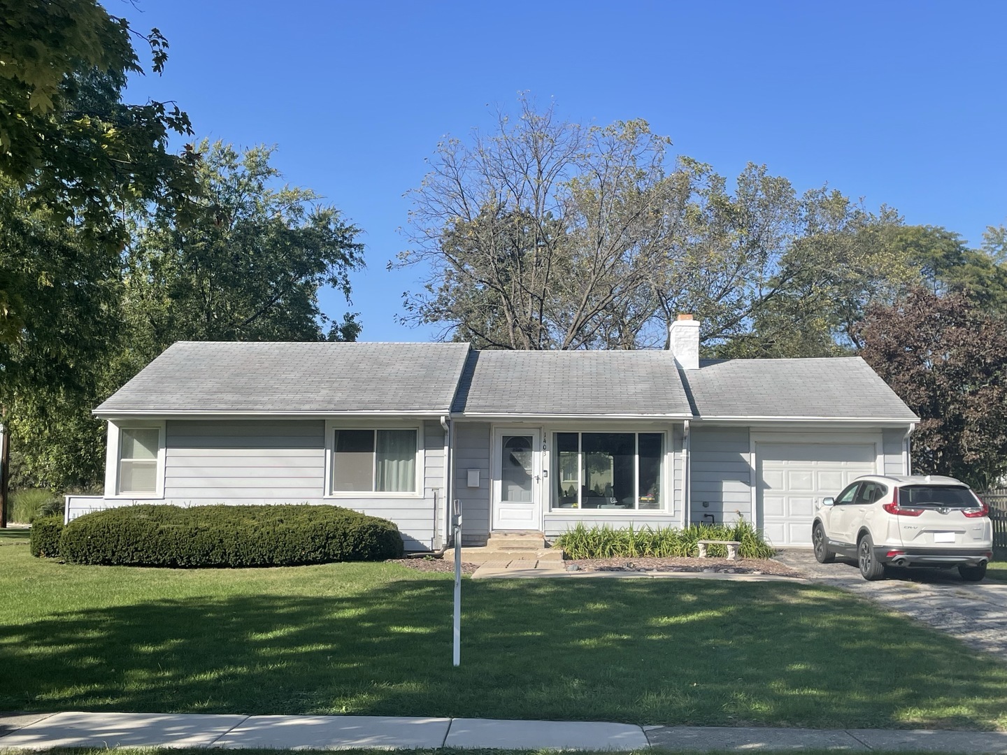 Property Photo:  1403 E Illinois Street  IL 60187 