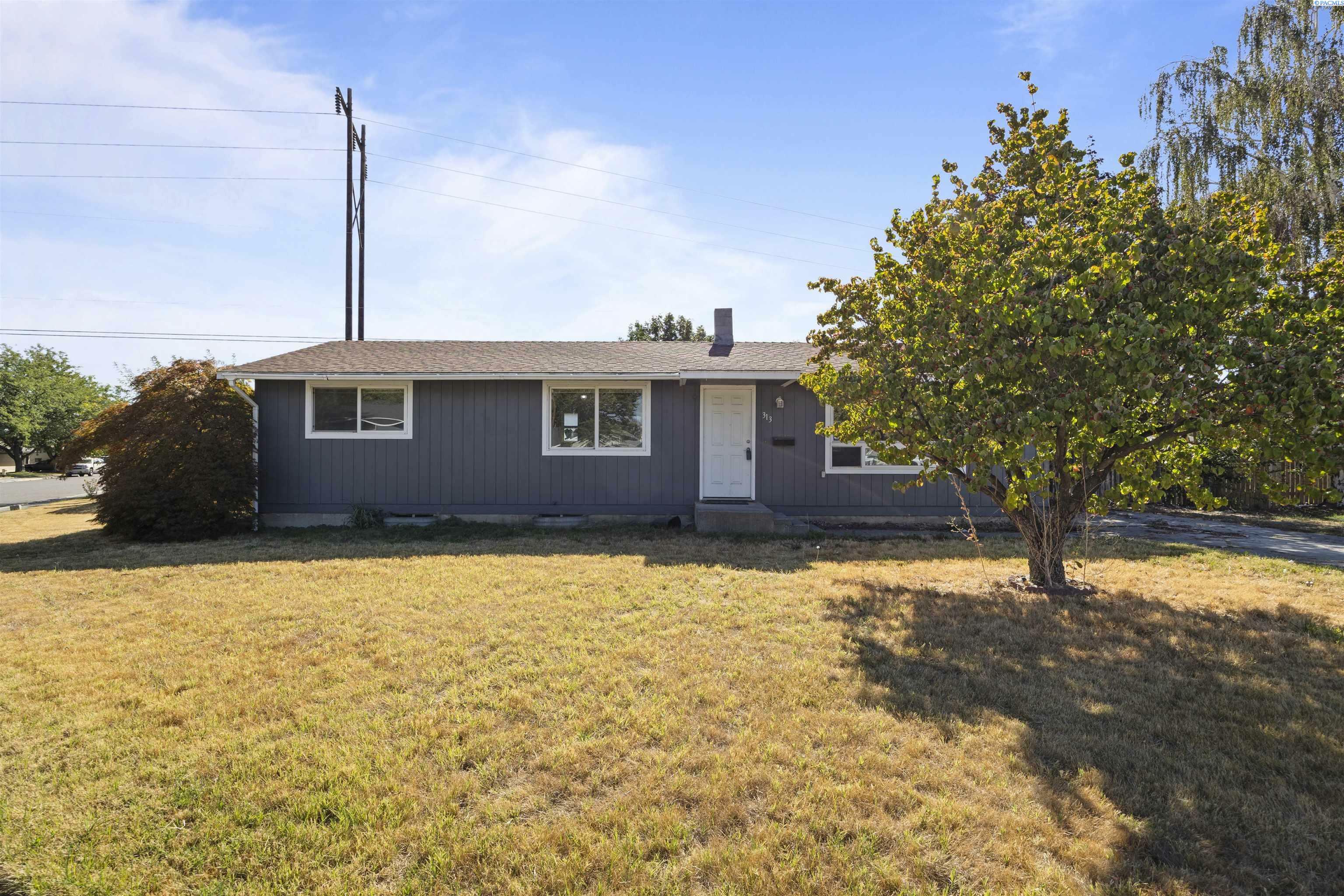 Property Photo:  313 W 20th Ave  WA 99337 