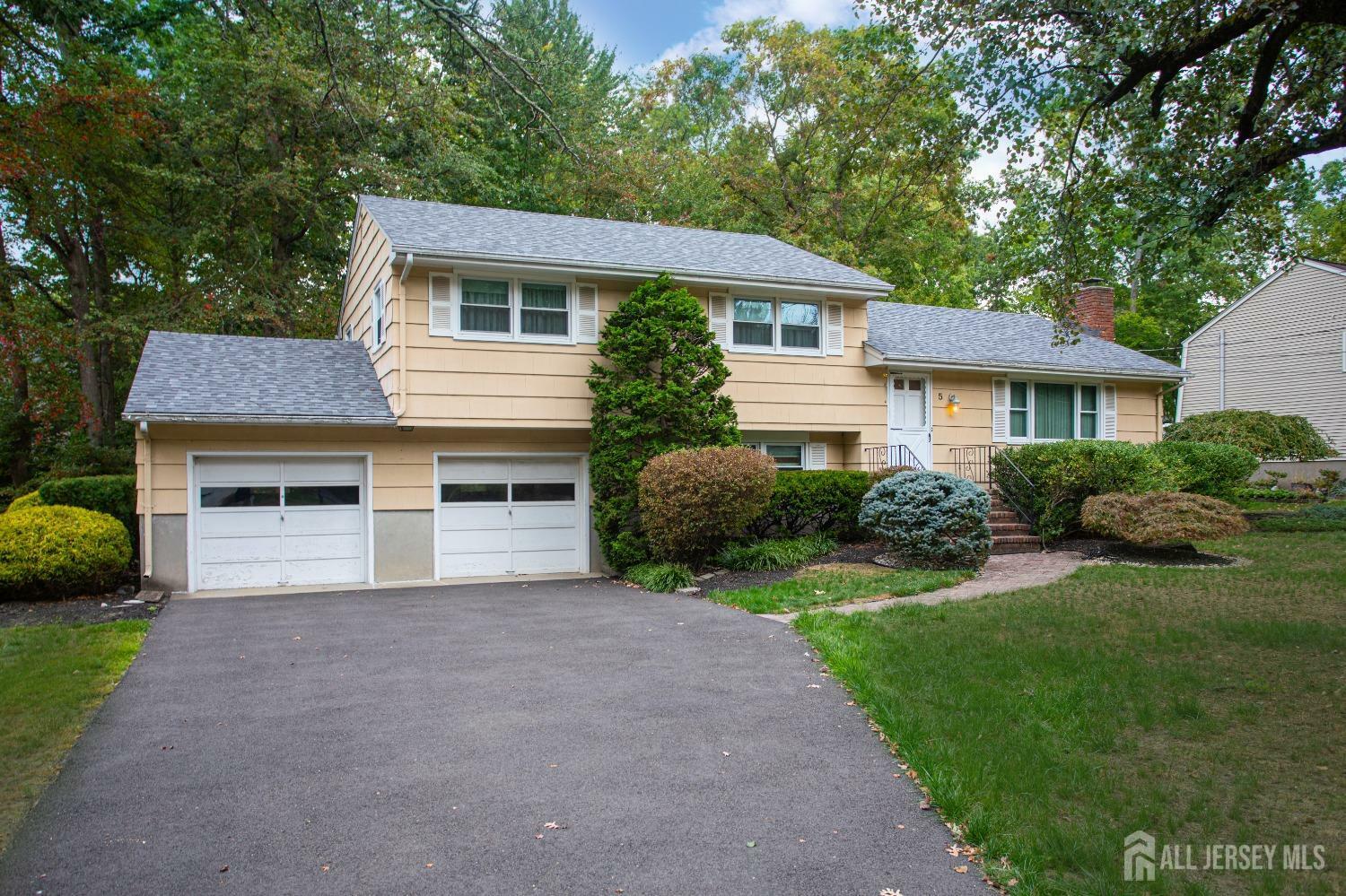 Property Photo:  5 Bunker Hill Run  NJ 08816 