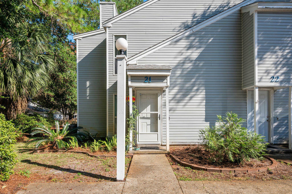 Property Photo:  31 SE Park Circle Unit 21  FL 32548 