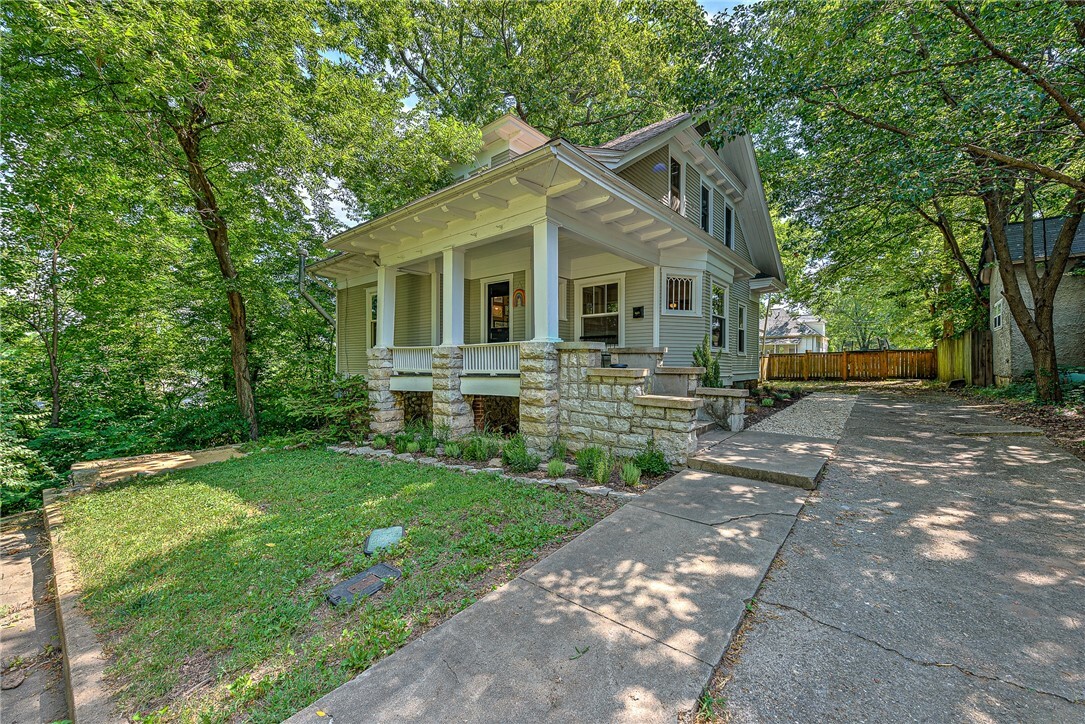 Property Photo:  413 S Madison Street  AR 72761 