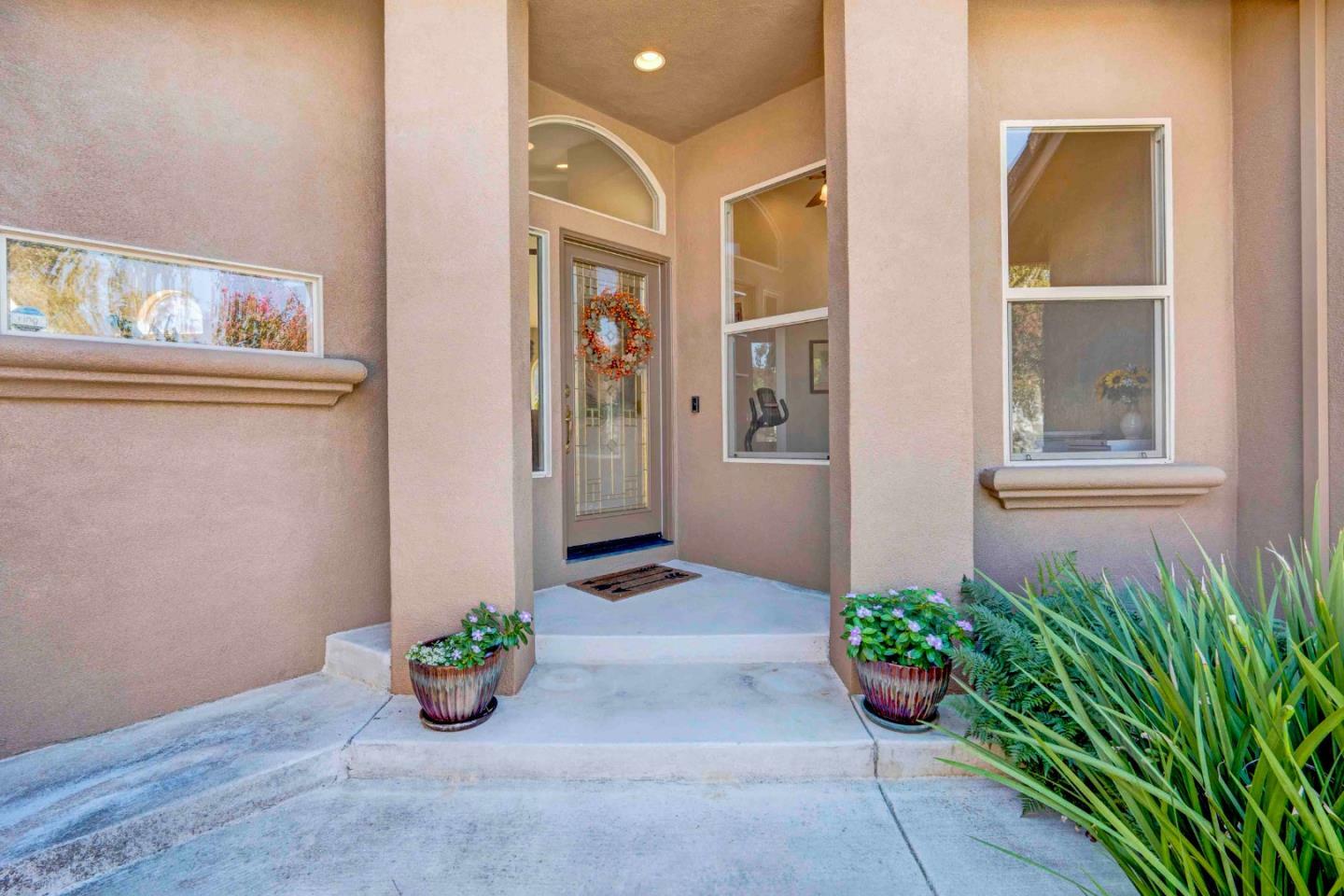 Property Photo:  910 Valley Oak Court  CA 95023 