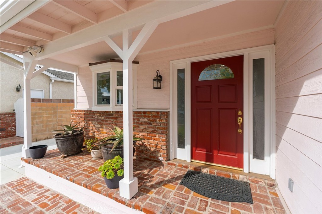 Property Photo:  817 Elm Avenue  CA 90503 