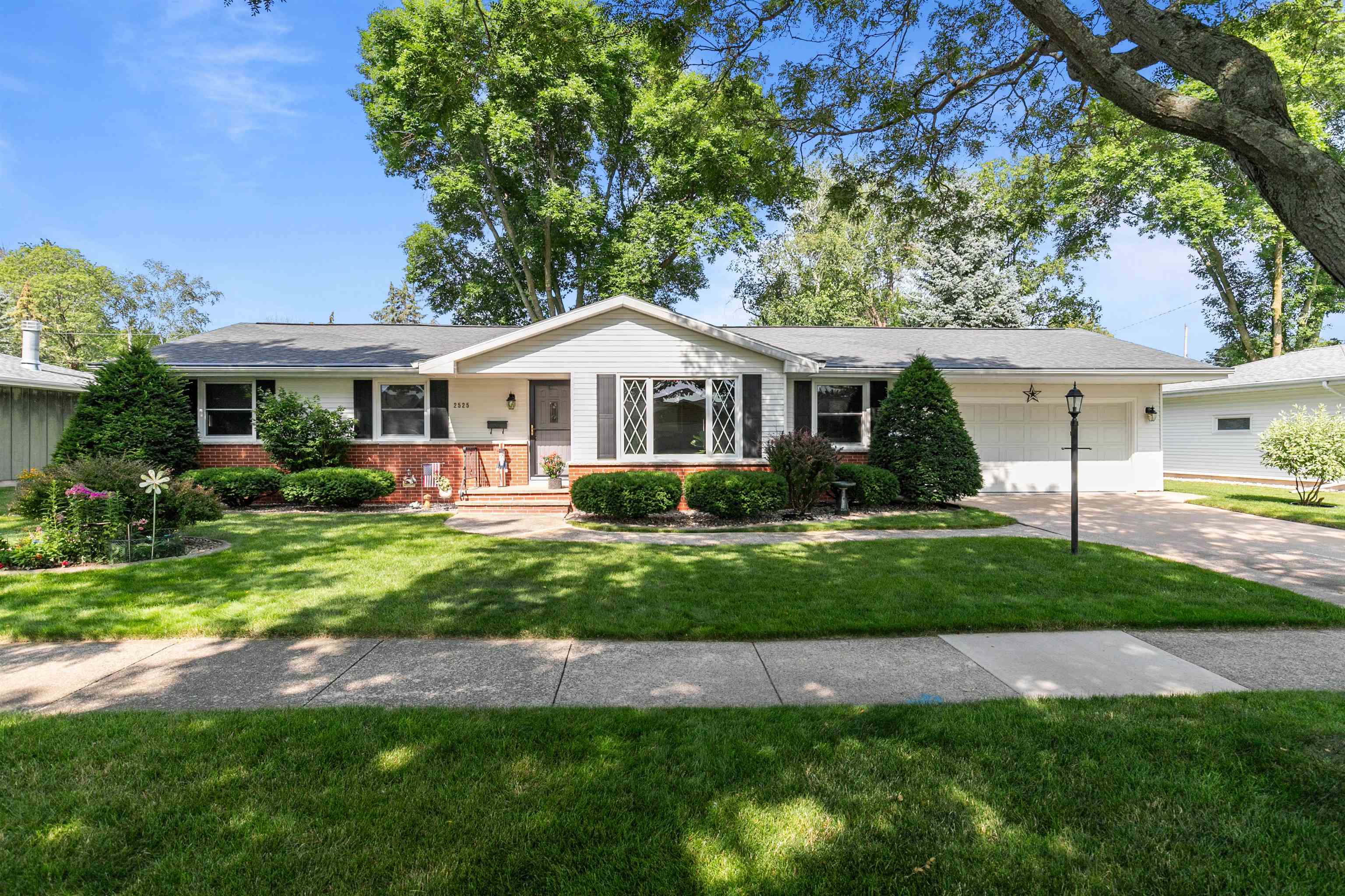 Property Photo:  2525 S Greenview Street  WI 54915 