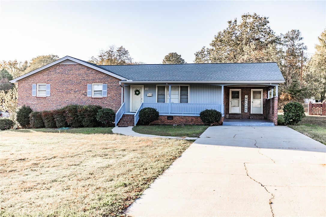 Property Photo: 10 Pine Tree Drive SC 29654