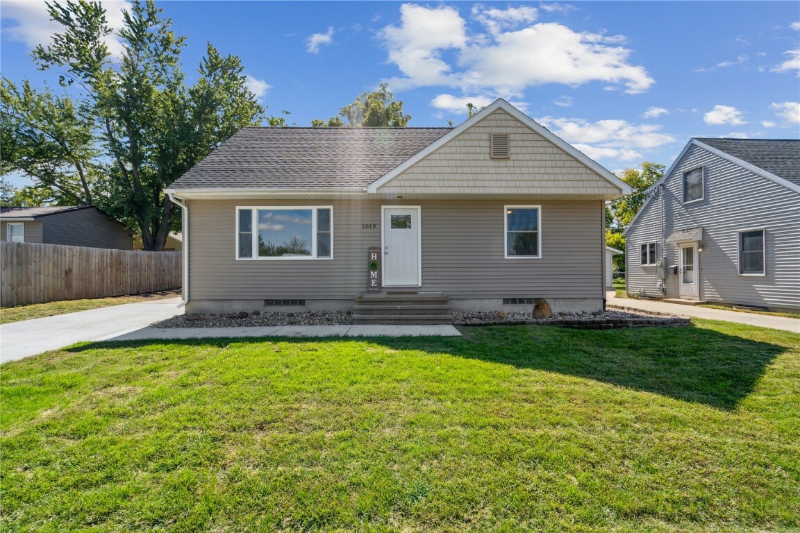 Property Photo:  1019 32nd Street NE  IA 52402 