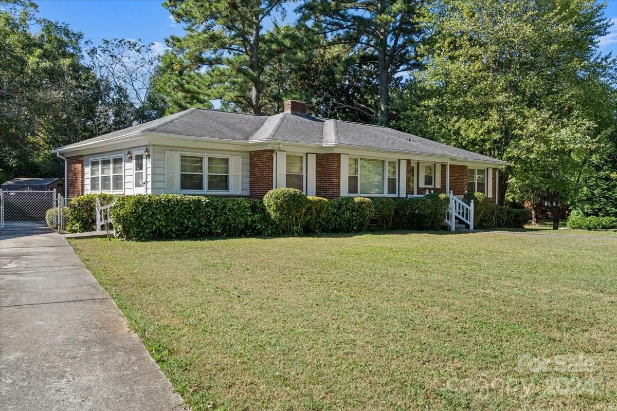 Property Photo:  1736 Woodland Drive  NC 28205 