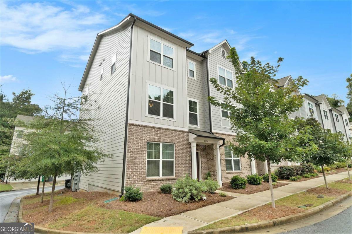 Property Photo:  1624 Venture Point Way  GA 30032 