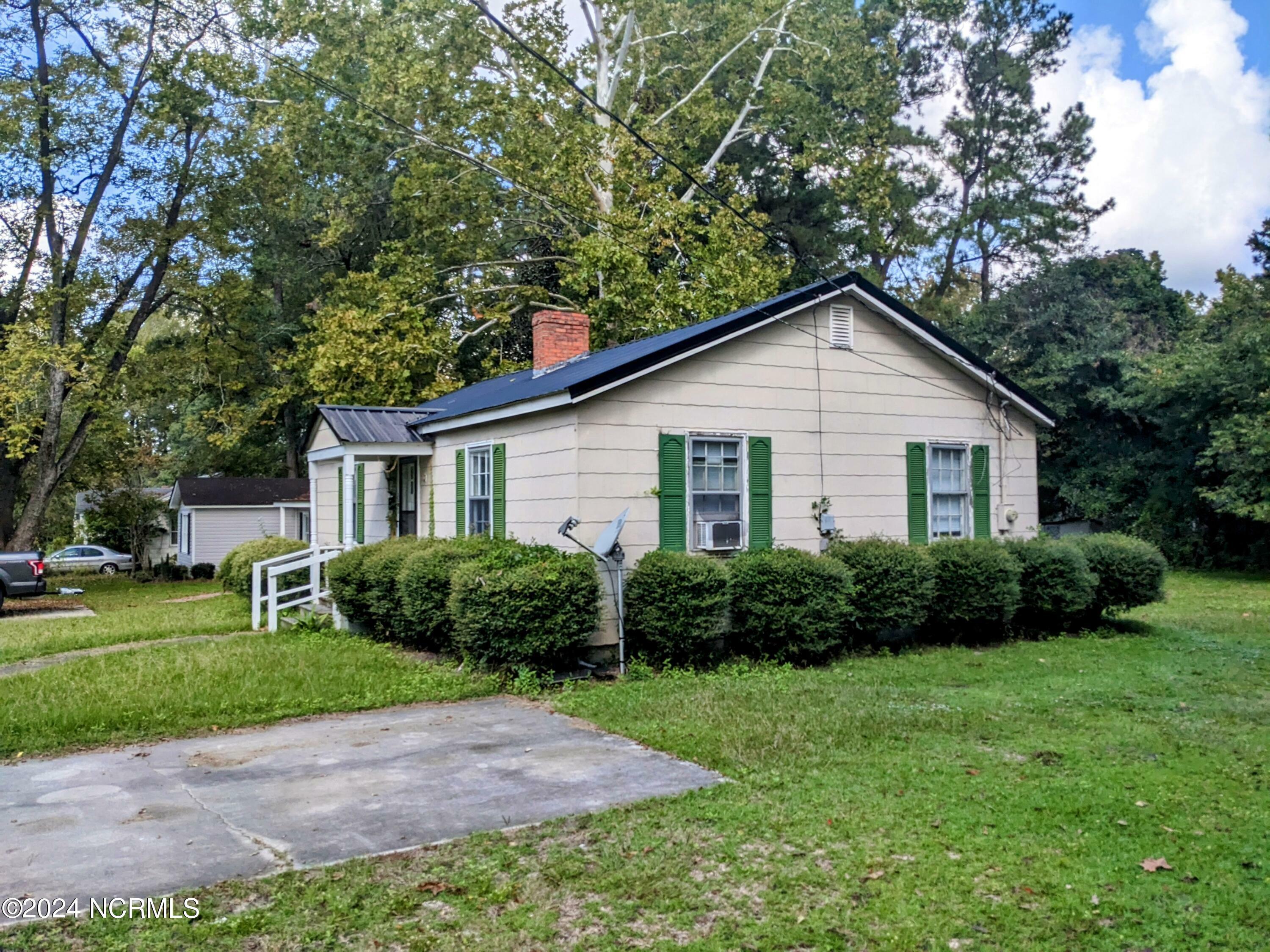 Property Photo:  110 W Frink Street  NC 28472 