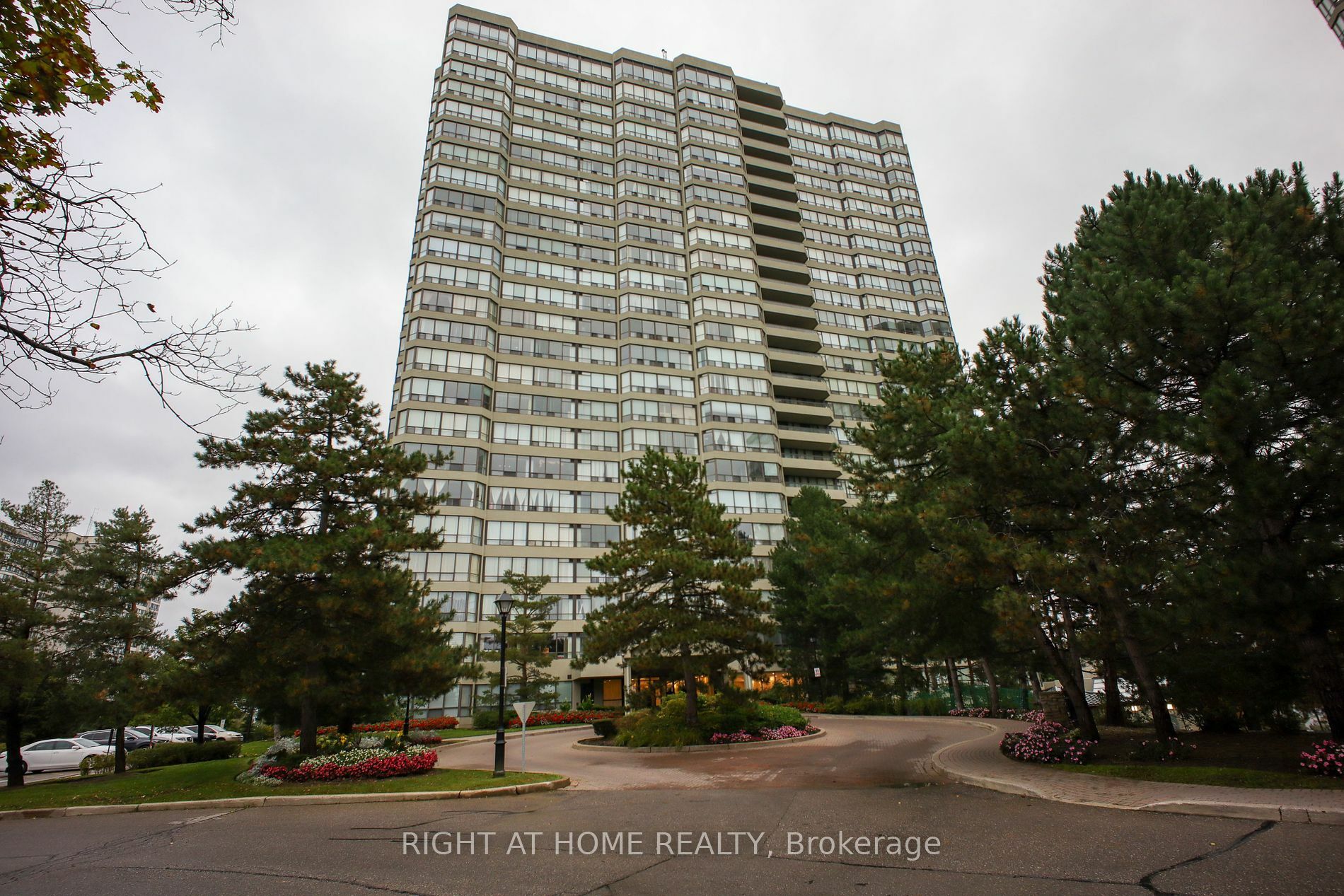 Property Photo:  22 Hanover Rd 2102  ON L6S 5K7 