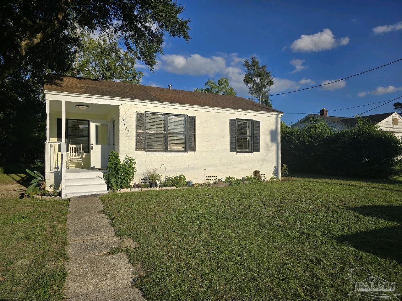 Property Photo: 5112 Holcombe Rd FL 32583