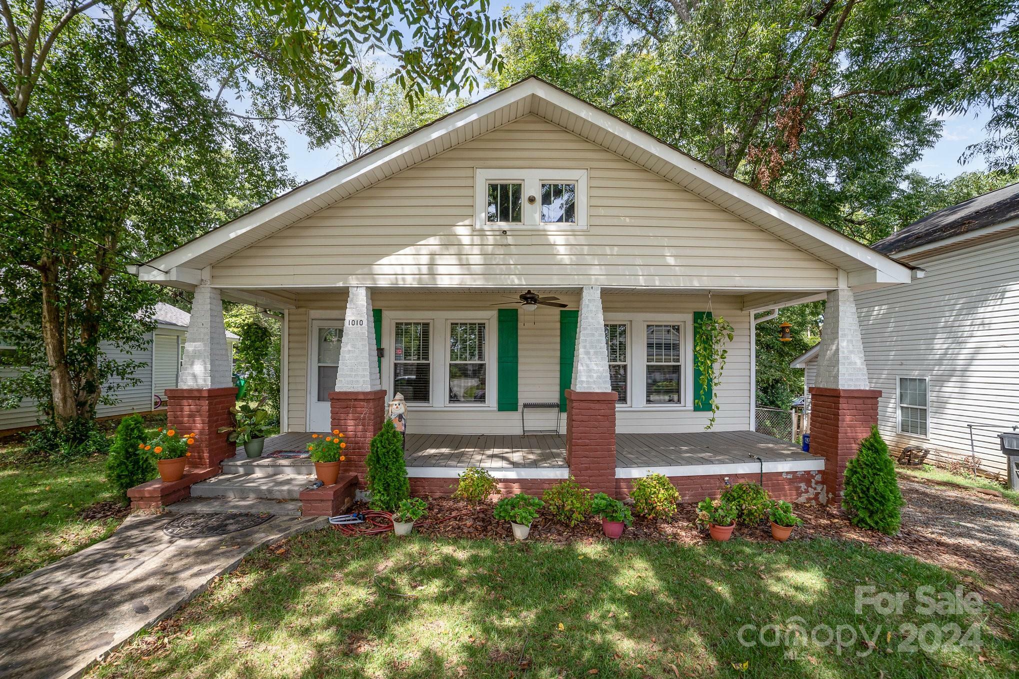 Property Photo:  1010 Pryor Street  NC 28208 