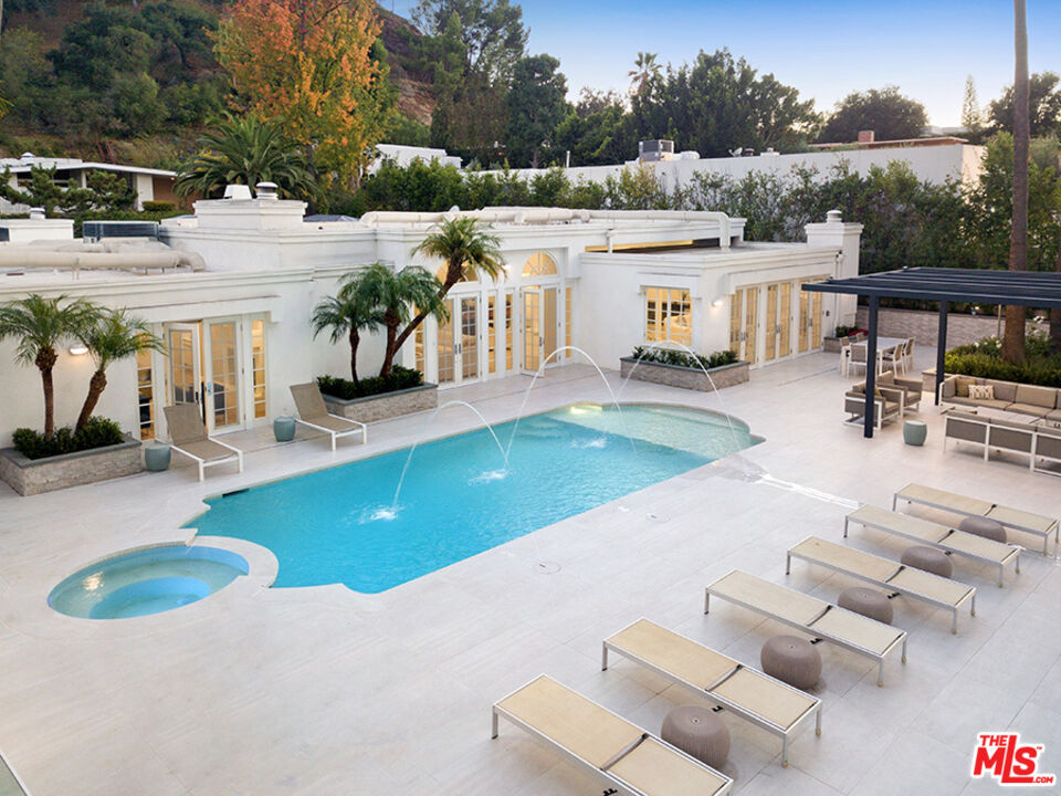 Property Photo:  505   Evelyn Pl  CA 90210 