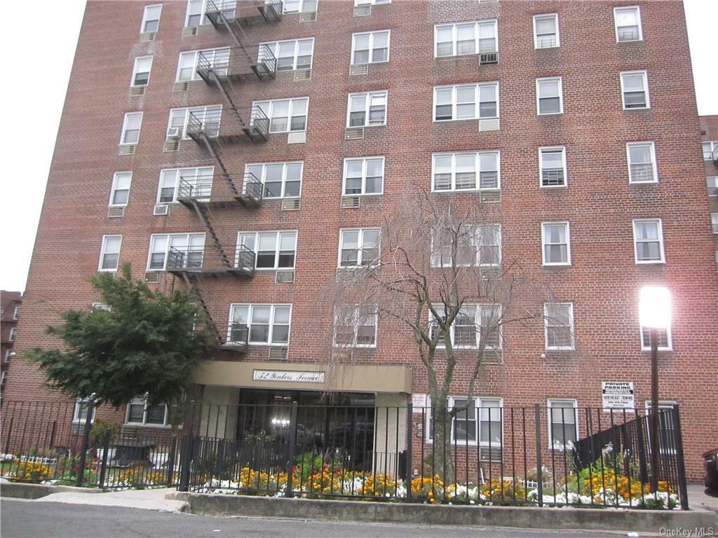 Property Photo:  52 Yonkers Terrace 4N  NY 10704 