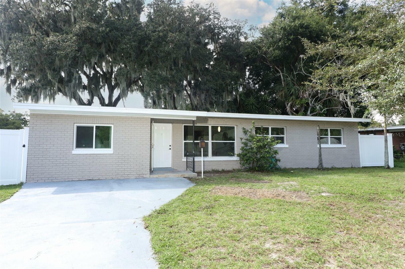 Property Photo:  118 N Sunland Drive  FL 32773 