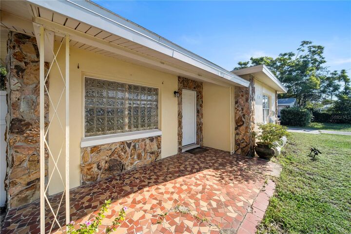 Property Photo: 402 Tuscarora Street FL 33805