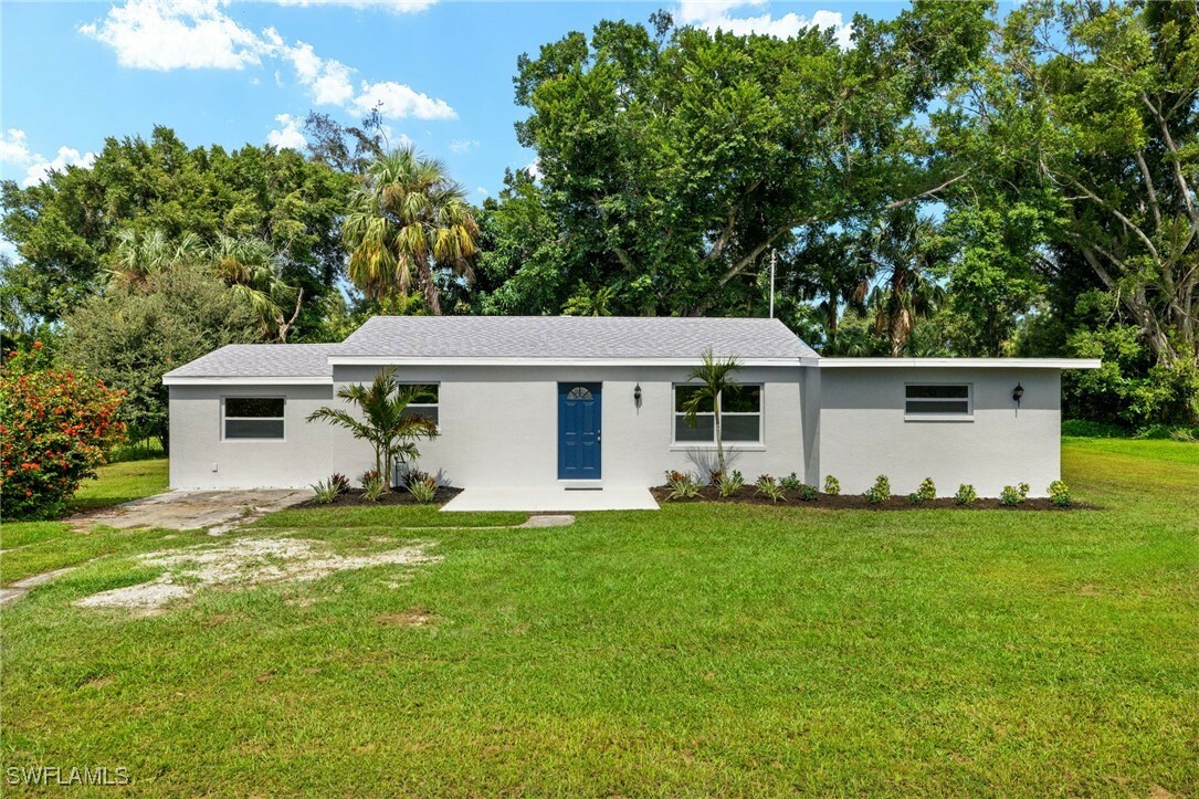 Property Photo:  4647 Lavonne Avenue  FL 33905 