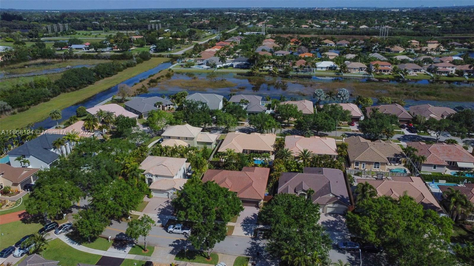 Property Photo: 16547 Mariposa Cir S FL 33331