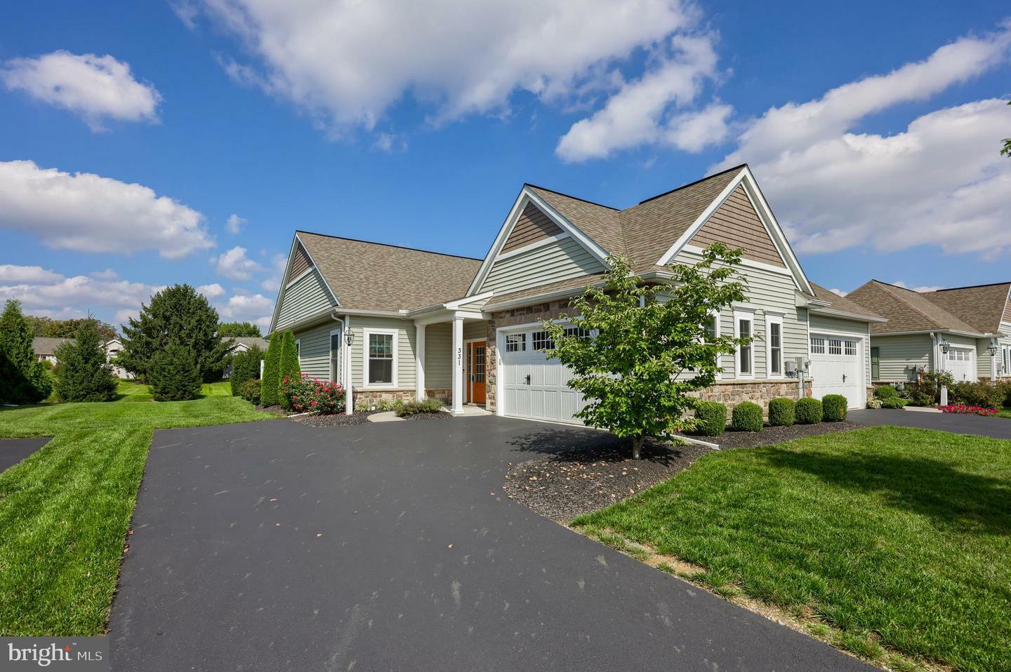 Property Photo:  331 Pin Oak Drive  PA 17543 