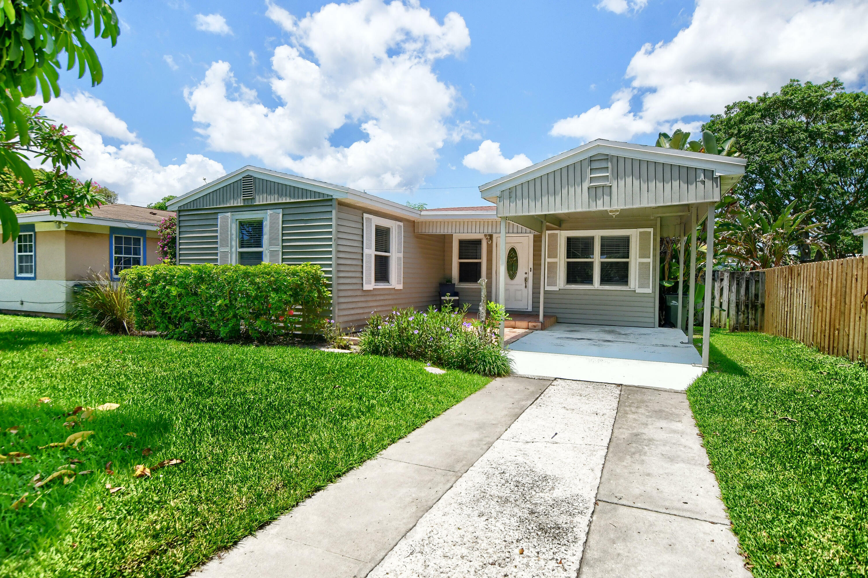 Property Photo:  830 SE 3rd Avenue  FL 33483 