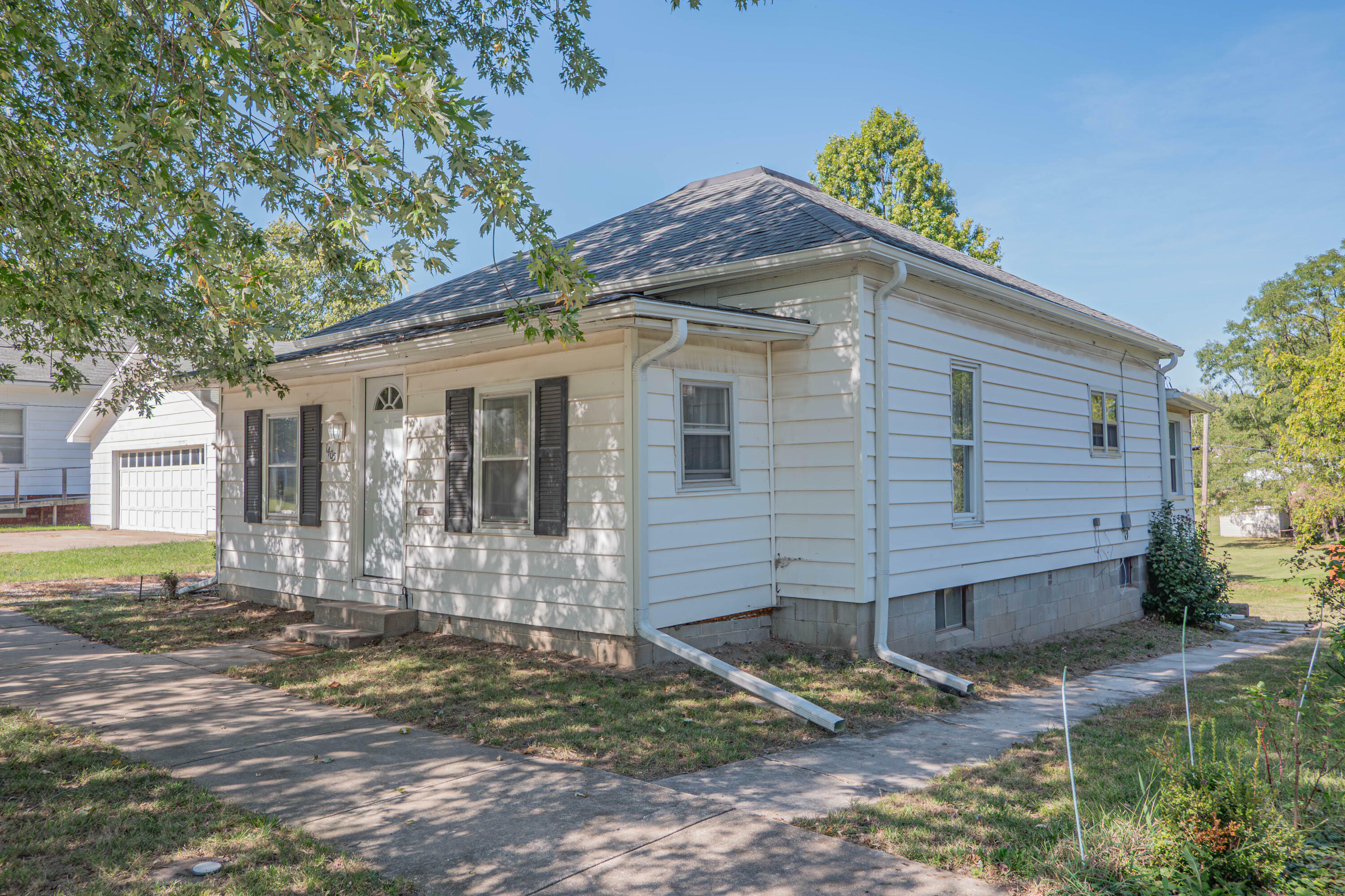 Property Photo:  1405 Myra St  MO 65270 