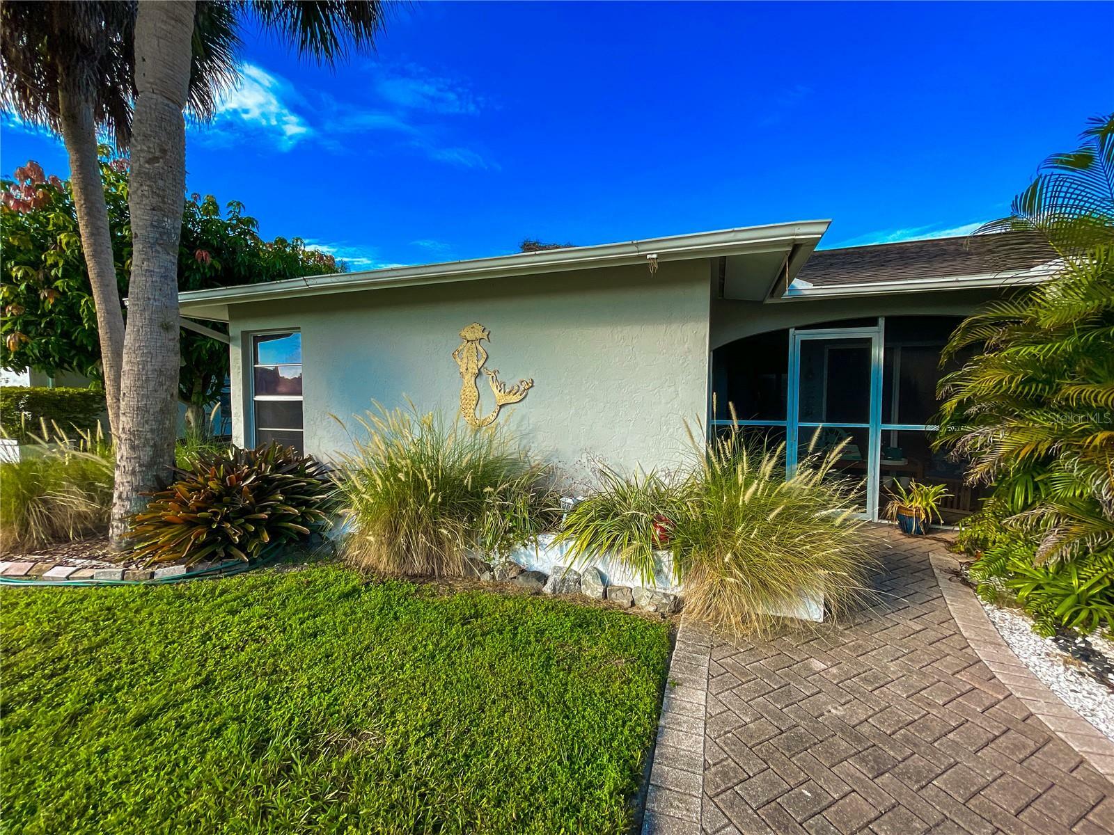 Property Photo:  1646 Oak View Drive  FL 34232 