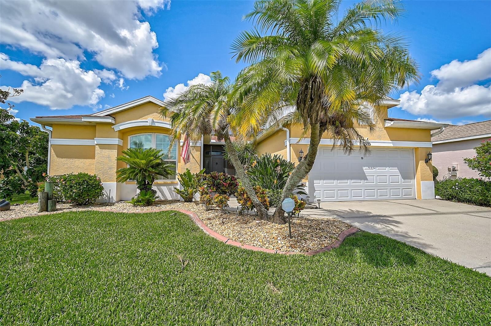 Property Photo: 4915 Avon Lane FL 34238