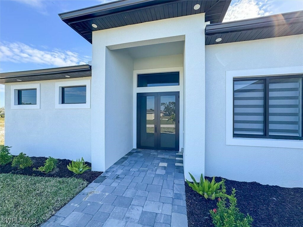 Property Photo:  2535 SW 5th Avenue  FL 33914 