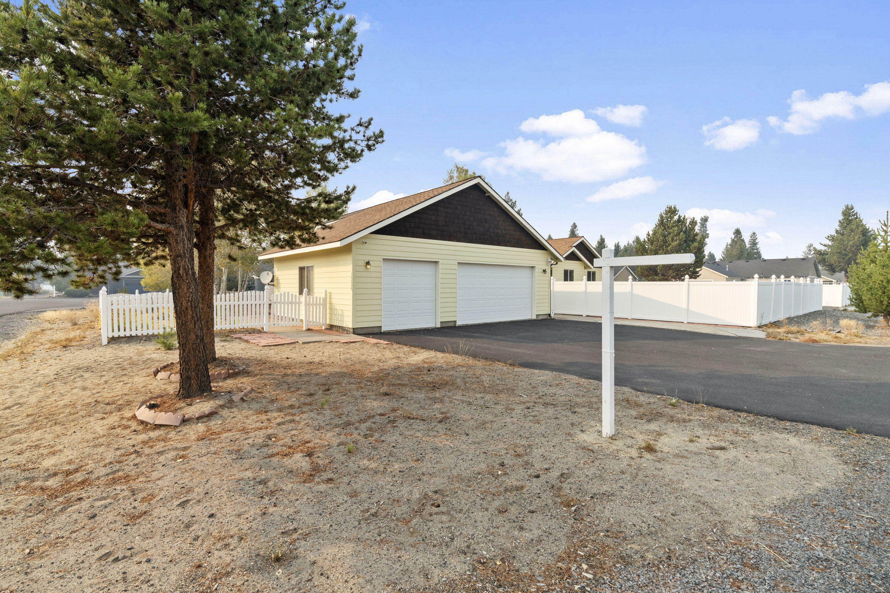 Property Photo:  16696 Oakridge Place  OR 97739 