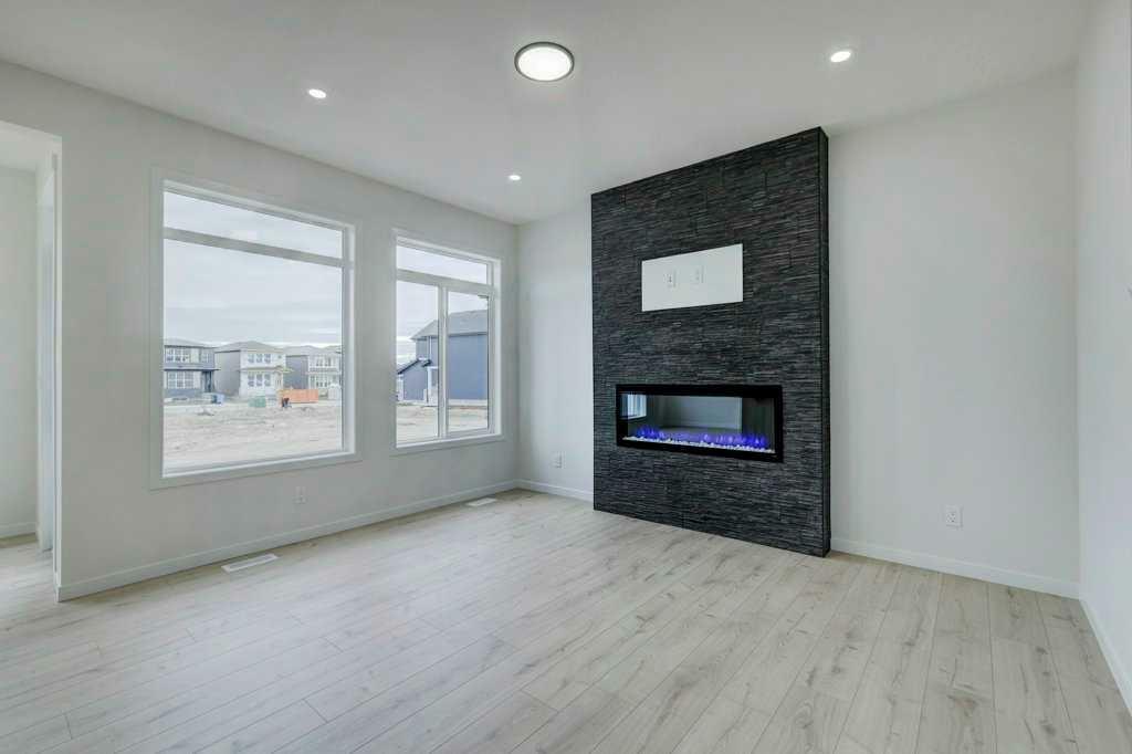 Property Photo:  36 Corner Glen Road NE  AB T3N 2L5 